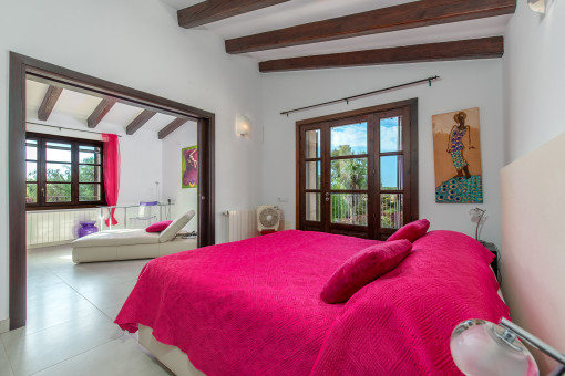 Großzügiges Masterschlafzimmer