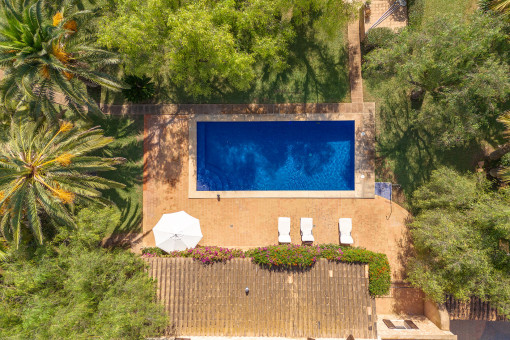 Poolbereich mit Sonnenterrasse