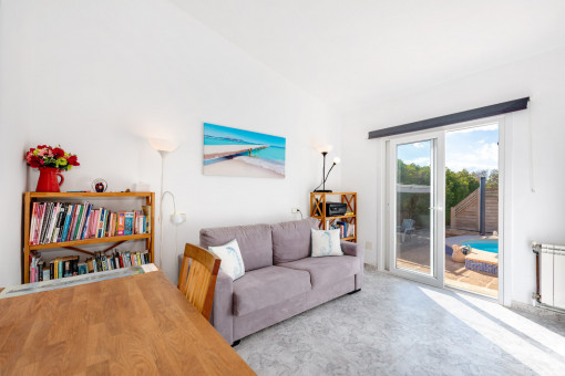 Schlafzimmer mit Ausgang zum Pool