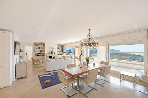 Eleganter Wohn- und Essbereich mit mediterranem Flair und Blick aufs Meer