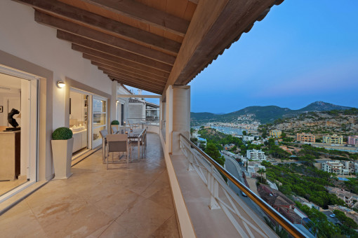 Mediterrane Abendstimmung auf der Terrasse mit Meerblick
