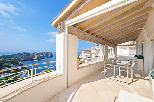 Ruhe und Natur: Panoramablick auf Meer und Berge von der überdachten Terrasse