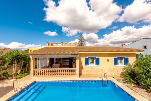 Attraktive Villa mit Pool in ruhiger Lage nahe der Küste in Bahia Grande