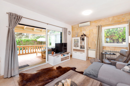 Wohnzimmer mit Ausgang zur Poolterrasse