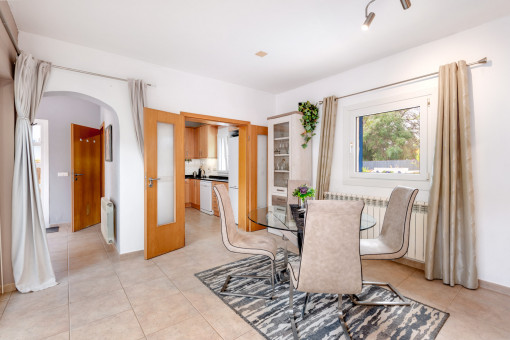 Esszimmer mit angrenzender Küche