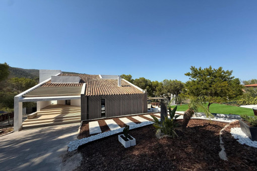 Mediterrane Außenanlage mit vielfältigen Terrassenbereichen, harmonisch und pflegeleicht gestaltet