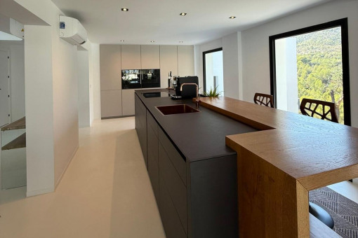 Grosse Küche mit Kochinsel und Meerblick