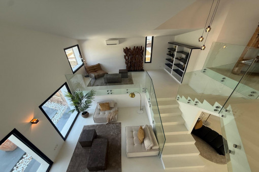 Hohe Decken im hellen Wohnbereich