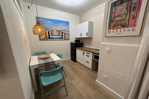 Separate „Kaltküche“, ideal als zusätzlicher Vorbereitungsbereich mit Platz für ein kleines Kaffee-Setup