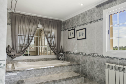 Badezimmer mit Badewanne