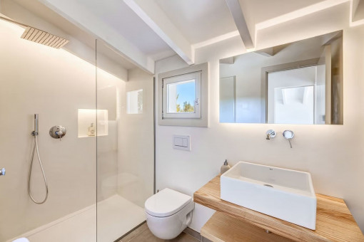 Modernes Badezimmer mit bodengleicher Dusche