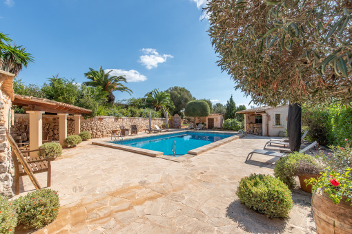 Pool mit Sonnenterrasse