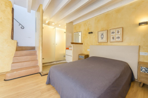 Hauptschlafzimmer mit Badezimmer im Obergeschoss