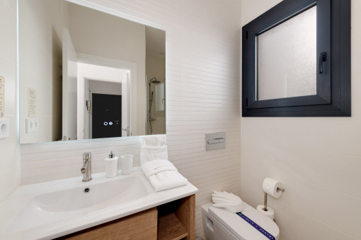 Bad mit Fenster und ebenerdiger Dusche