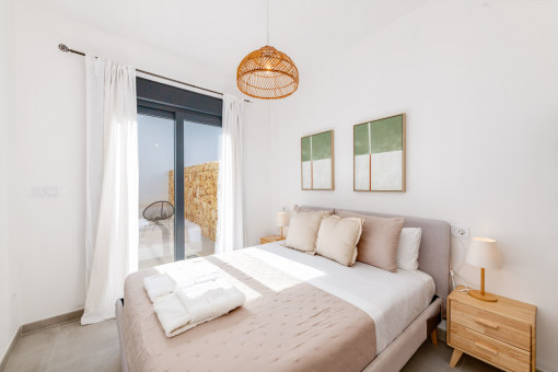 Drittes Schlafzimmer mit viel Tageslicht und Zugang zur geteilten Terrasse