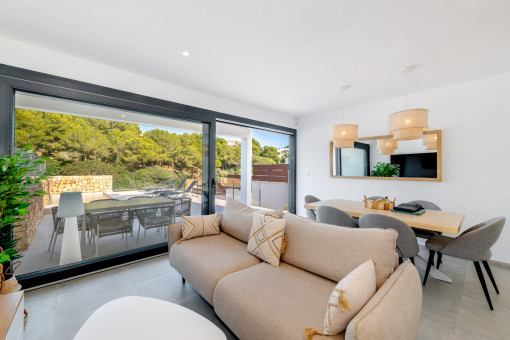 Heller Wohnbereich mit direktem Zugang zur Terrasse