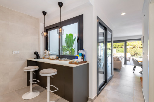 Offene Küche mit Frühstücksbar und Blick auf den kleinen Innenhof