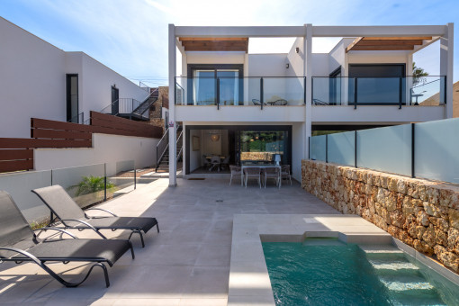 Außenansicht der Villa mit Pool und Sonnenterrasse