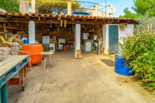 Überdachte Terrasse an der Grundstücksgrenze