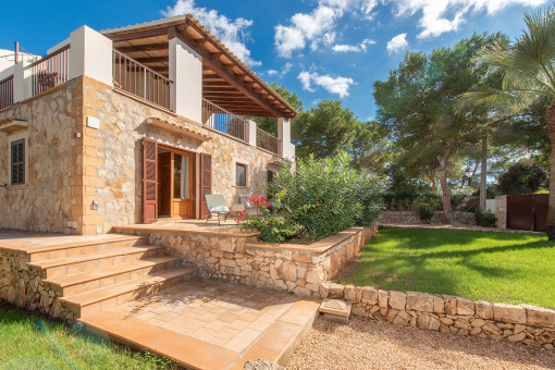 Villa in Porto Petro Bezaubernde Villa in zweiter Meereslinie mit Garten und Vermietungslizenz fußläufig zum Strand in Portopetro