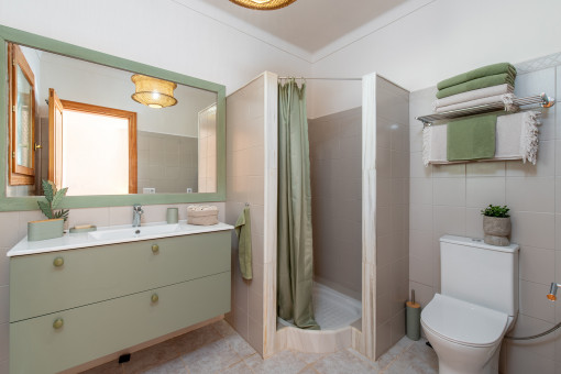 Eines von 2 Badezimmern