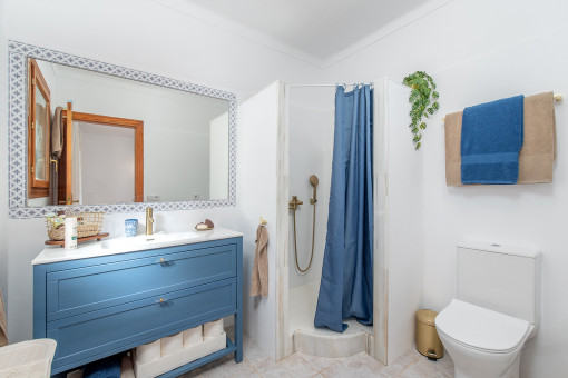 Eines von2 Badezimmern