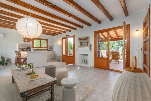 Heller Wohn-und Essbereich mit Kamin