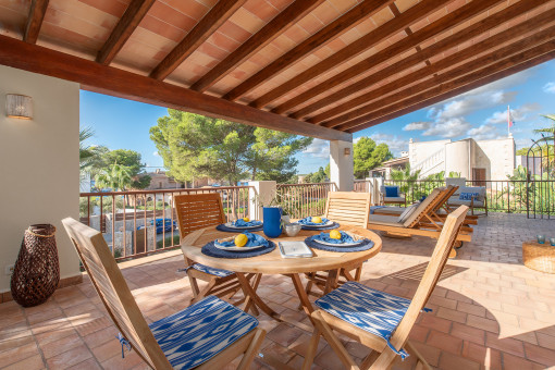 Überdachte Terrasse im Obergeschoss mit Meerblick