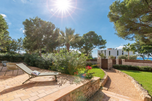 Terrasse im Erdgeschoss mit Meerblick