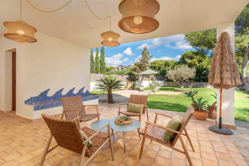 Überdachte Terrasse im Erdgeschoss