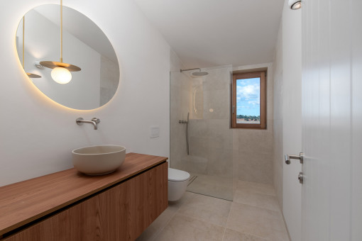 Eines von 4 Badezimmern