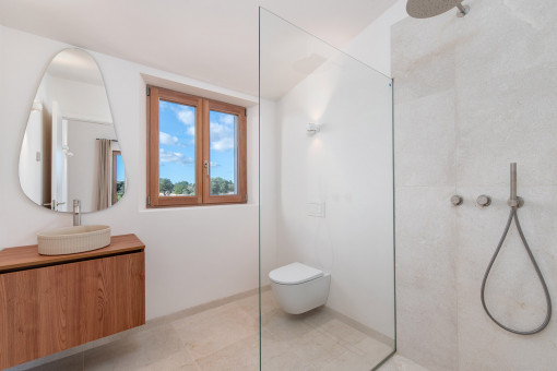 Eines von 4 Badezimmern