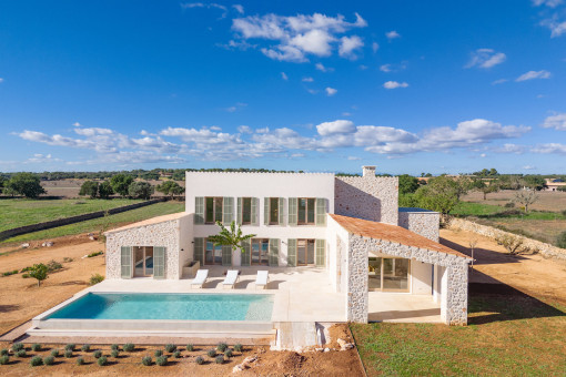 Elegante Neubaufinca mit Panoramablick und mediterranem Flair in der Hügellandschaft von Cas Concos