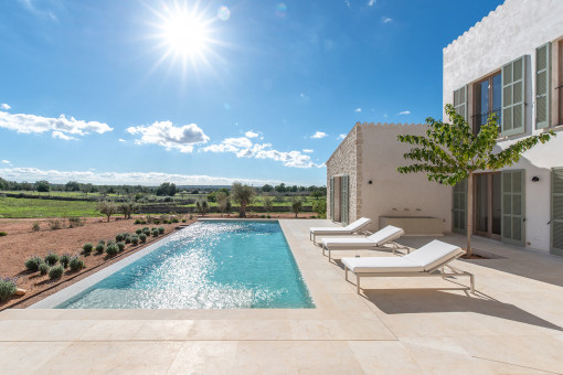 Pool mit Sonnenterrasse