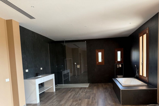 Elegantes Badezimmer in Schwarz