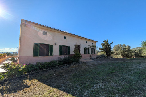 Außenansicht der Finca mit gepflegtem Gartenbereich und traditionellen mallorquinischen Elementen