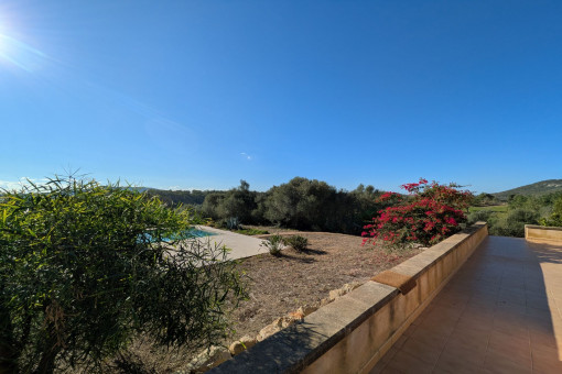 Terrasse mit Blick auf den Pool