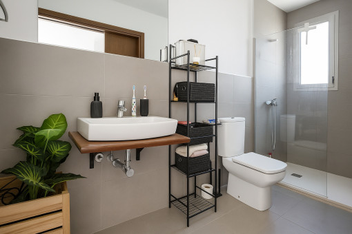 Modernes Badezimmer mit Glasdusche und Naturakzenten