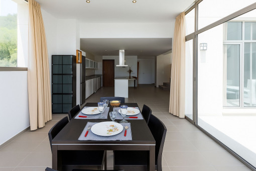Elegantes Esszimmer mit Blick auf den Patio