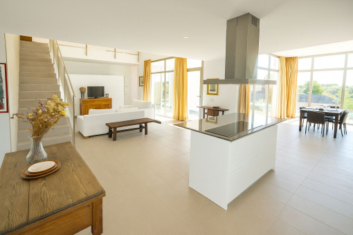 Offene Küche mit Insel und direktem Zugang zur Terrasse