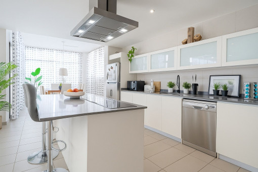 Moderne Einbauküche mit Kochinsel und Essbereich.