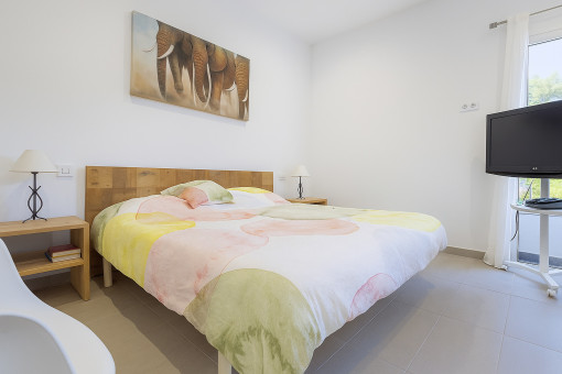 Helles Doppelschlafzimmer mit Blick in den Garten