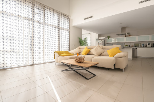 Wohnraum mit Küche im modernen offenen Konzept.