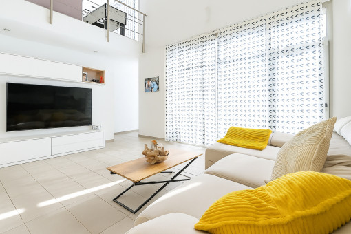 Lichtdurchflutetes Wohnzimmer mit Designer-Möbeln.