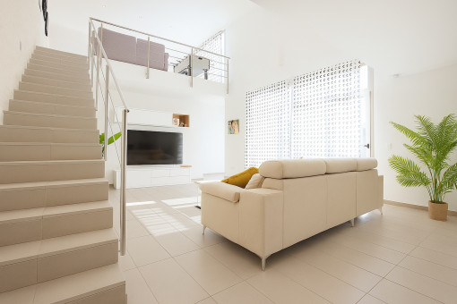 Offener Wohnbereich mit Zugang zur Galerie.