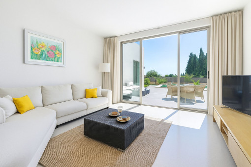 Lichtdurchflutetes Wohnzimmer mit Zugang zur Sonnenterrasse