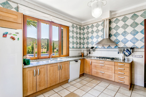 Geräumige Küche mit Blick zum Pool