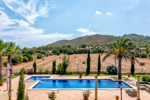 Poolbereich in einer mediterranen Umgebung