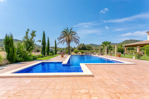 Herrlicher Garten mit Pool