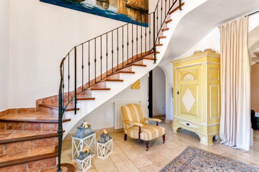 Eine Treppe führt ins Obergeschoss